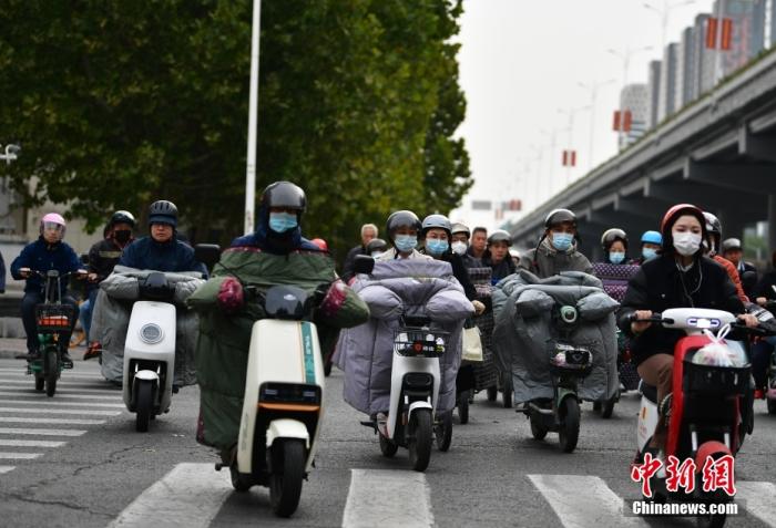 11月3日，河北石家莊迎降溫天氣，市民“捂”裝出行。 <a target='_blank' href='/'><p  align=