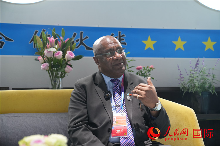 斐濟副總理兼貿(mào)易部長卡米卡米加談參加進(jìn)博會感受。人民網(wǎng)記者 吳超嵐攝