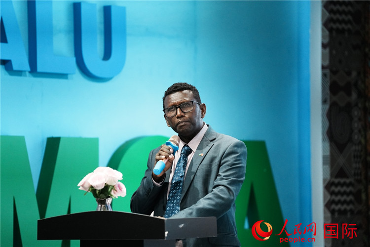 所羅門群島總理代表吉姆森·菲奧·塔南噶達(dá)發(fā)表致辭。人民網(wǎng) 彭昱凱攝