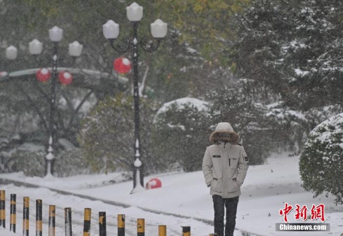 圖為市民在雪中出行。 <a target='_blank' href='/' ><p  align=