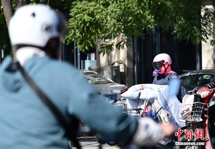 石家莊街頭，市民紛紛穿上厚厚的外套“捂”裝前行。 <a target='_blank' href='/'><p  align=