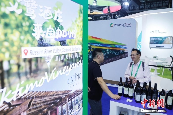 11月6日，參觀者與展臺工作人員交流。當(dāng)日，第六屆中國國際進口博覽會在國家會展中心(上海)舉行。據(jù)上海美國商會官網(wǎng)消息，為進一步加強中美經(jīng)貿(mào)聯(lián)系，上海美國商會與美國農(nóng)業(yè)部合作參展2023年第六屆中國國際進口博覽會。今年是美國政府首次設(shè)立官方展館。<a target='_blank' href='/'><p  align=