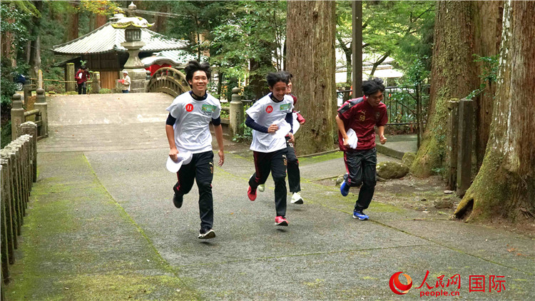 中日青少年在百年古剎里奔跑，揮灑青春的汗水。人民網(wǎng) 蔣曉辰攝