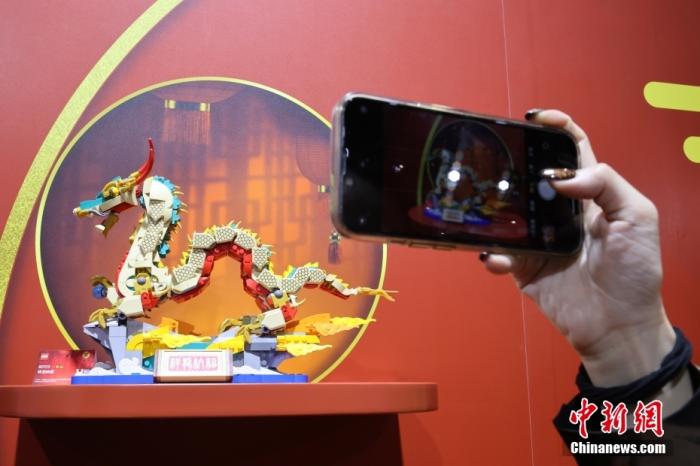 第六屆中國(guó)國(guó)際進(jìn)口博覽會(huì)舉行，消費(fèi)品展區(qū)展出以生肖龍為題材的中國(guó)元素產(chǎn)品。<a target='_blank' href='/'><p  align=