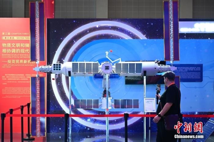 11月5日，觀眾在進(jìn)博會(huì)中國(guó)館參觀拍攝中國(guó)空間站模型。<a target='_blank' href='/'><p  align=