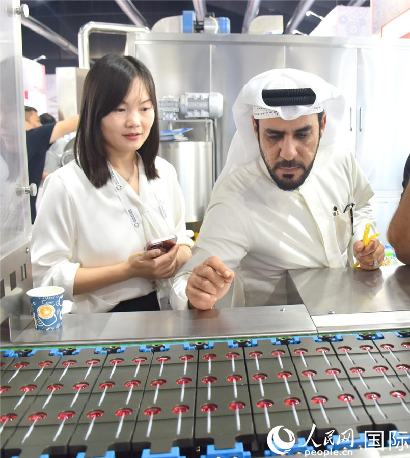 阿方展商在查看中企產(chǎn)品。人民網(wǎng)塔里克·易卜拉欣攝