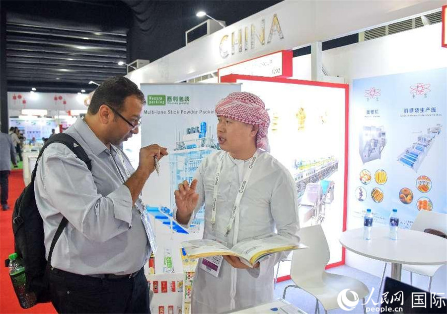 中外展商交流。 人民網(wǎng)塔里克·易卜拉欣攝