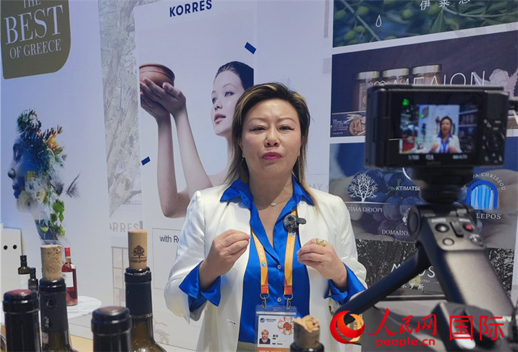 希華集團聯(lián)合創(chuàng)始人兼總裁索菲亞女士接受采訪。人民網(wǎng) 殷韜攝