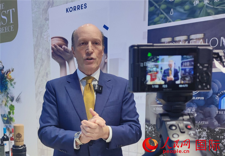 希華集團創(chuàng)始人兼首席執(zhí)行官甘德密先生接受采訪。人民網(wǎng) 殷韜攝