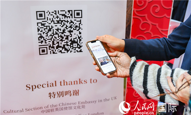 觀眾掃碼《我們的中國故事》系列視頻。人民網(wǎng) 郭錦標攝