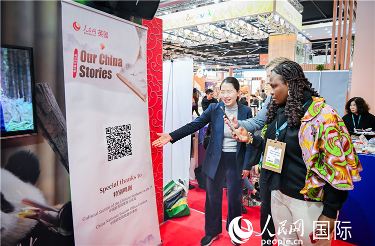 觀眾掃碼《我們的中國故事》系列視頻。人民網(wǎng) 郭錦標攝