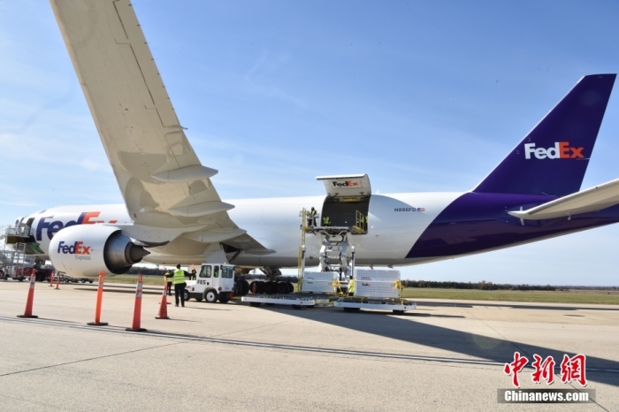 當(dāng)?shù)貢r(shí)間11月8日，美國(guó)華盛頓史密森學(xué)會(huì)國(guó)家動(dòng)物園的大熊貓“美香”“添添”和它們的幼崽“小奇跡”乘坐的專機(jī)從華盛頓杜勒斯國(guó)際機(jī)場(chǎng)起飛前往中國(guó)成都。圖為裝有大熊貓的特制“旅行箱”正在運(yùn)上專機(jī)。<a target='_blank' href='/'><p  align=