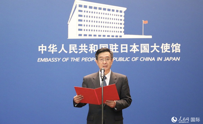 中國(guó)駐日本大使館教育處公使銜參贊杜柯偉宣讀獲獎(jiǎng)人員名單。人民網(wǎng) 許可攝