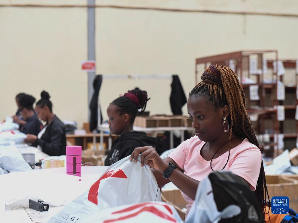 11月10日，在肯尼亞姆洛隆戈，Kilimall員工在倉庫內包裝商品。新華社記者 李亞輝 攝