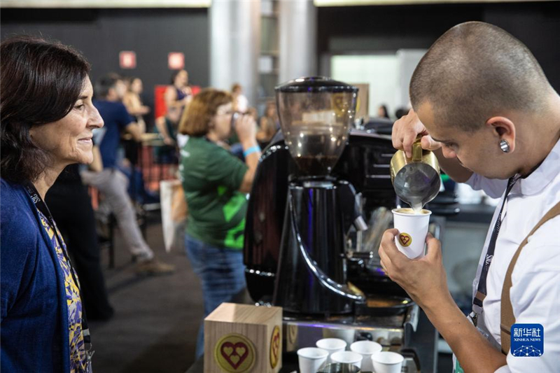 11月9日，咖啡師在巴西貝洛奧里藏特舉行的咖啡周上為參觀者制作咖啡。新華社記者 王天聰 攝