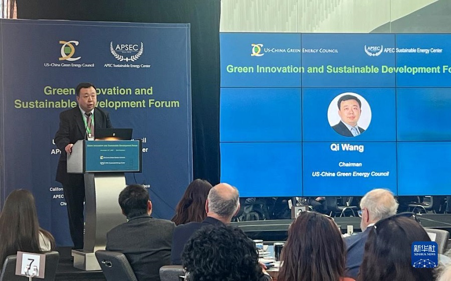 11月13日，美中綠色能源促進(jìn)會會長王麒在舊金山舉行的“綠色創(chuàng)新與可持續(xù)發(fā)展論壇”上發(fā)言。新華社記者 譚晶晶 攝