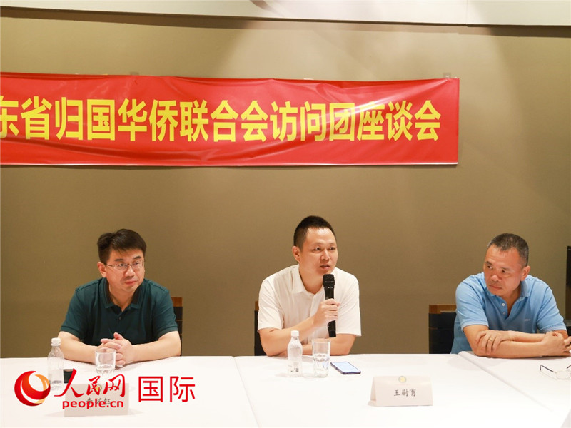 中國駐里約總領(lǐng)館副總領(lǐng)事王尉育（中）在座談會上致辭。人民網(wǎng)記者 陳海琪攝