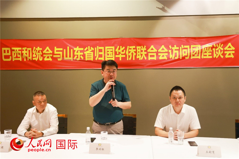 中國僑聯(lián)副主席、山東省僑聯(lián)主席李興鈺（中）在座談會上致辭。人民網(wǎng)記者 陳海琪攝