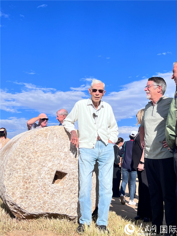 103歲的飛虎隊(duì)老兵哈里·莫耶在云南昆明呈貢機(jī)場(chǎng)舊址的石碾前留影。人民網(wǎng) 趙瞳攝