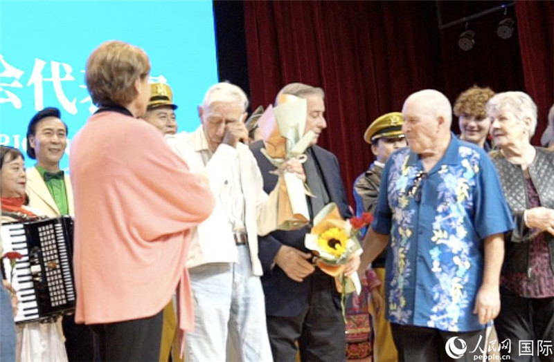 哈里·莫耶和代表團(tuán)其他成員訪問昆明外國(guó)語(yǔ)學(xué)校，觀看講述飛虎隊(duì)開辟駝峰航線故事的音樂劇《翠堤長(zhǎng)虹》，并與學(xué)校師生合唱《友誼地久天長(zhǎng)》。人民網(wǎng) 趙瞳攝