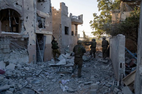 這張以色列國(guó)防軍11月12日發(fā)布的照片顯示，以軍地面部隊(duì)在加沙地帶北部開(kāi)展軍事行動(dòng)。新華社發(fā)