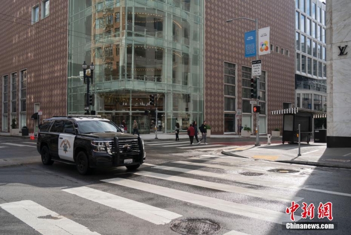 當(dāng)?shù)貢r(shí)間11月13日，美國(guó)加州舊金山聯(lián)合廣場(chǎng)周邊剛剛被沖洗過(guò)的街道較往常更為整潔。<a target='_blank' href='/'><p  align=