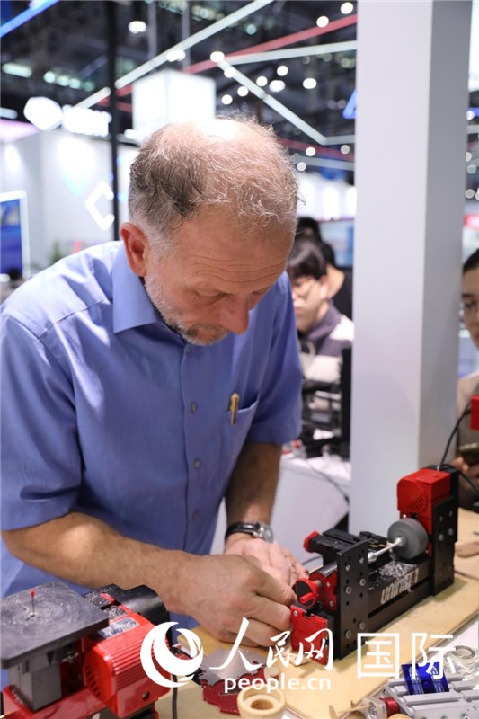 第25屆中國國際高新技術(shù)成果交易會15日在深圳開幕，圖為展商現(xiàn)場演示精密加工工具。人民網(wǎng)記者 魯揚攝