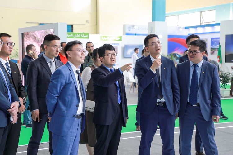 中國駐阿爾及利亞大使李健(右三)視察中國建筑展位 中國建筑供圖