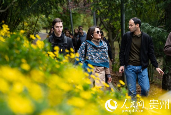 歐亞國家媒體記者走進(jìn)觀山湖公園。人民網(wǎng) 陽茜攝