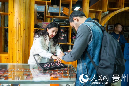 歐亞國家記者拍攝記錄黔東南州施洞鎮(zhèn)民族手工藝品。人民網(wǎng) 陽茜攝