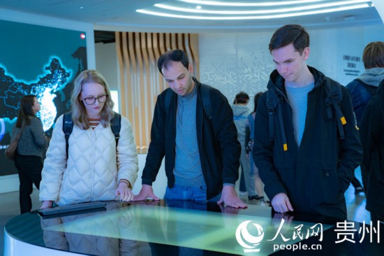 在國家大數(shù)據(jù)（貴州）綜合試驗區(qū)交流體驗中心，歐亞國家記者體驗貴州大數(shù)據(jù)應(yīng)用場景。人民網(wǎng) 陽茜攝