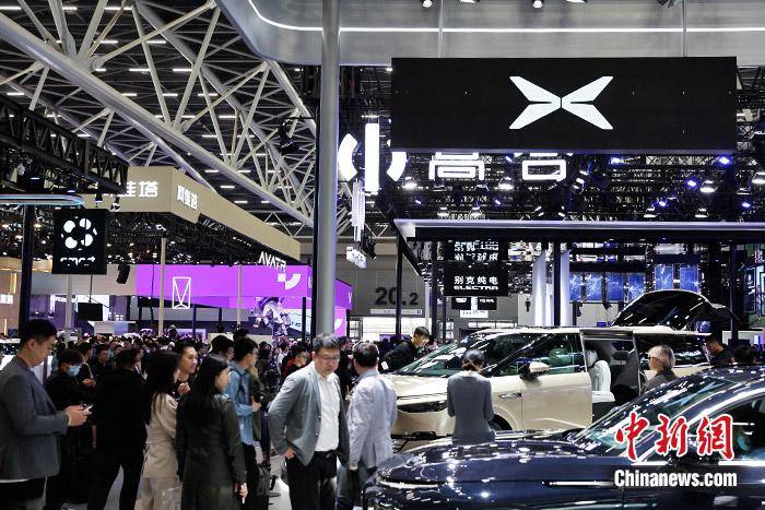 11月17日，廣州車展展館人流如織。中新財(cái)經(jīng)記者 葛成 攝