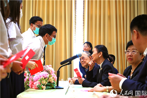 圖為獎助學金頒發(fā)現(xiàn)場。人民網記者 白元琪攝