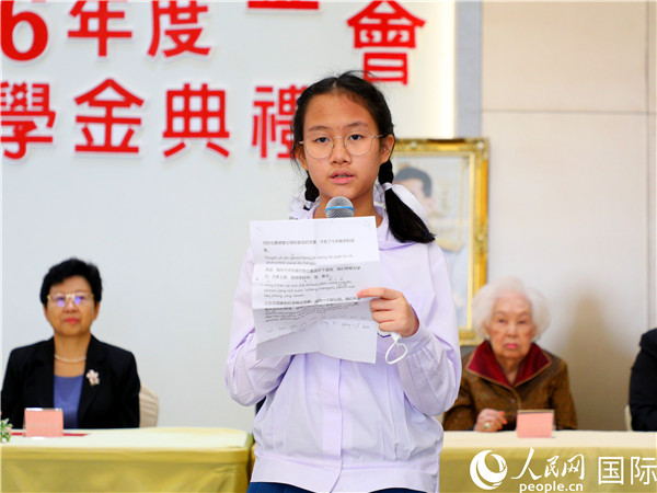 圖為學生代表劉家安發(fā)表致謝演講。人民網記者 白元琪攝