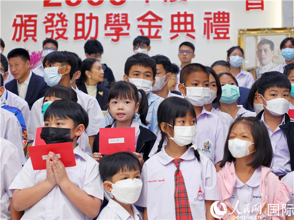 圖為出席嘉賓和現(xiàn)場獲獎學生合影留念。人民網記者 白元琪攝