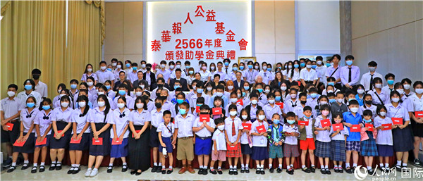 圖為出席嘉賓和現(xiàn)場獲獎學生合影留念。人民網記者 白元琪攝