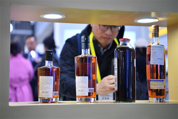 11月16日，觀眾在第七屆絲博會上參觀阿塞拜疆展位上的酒水產(chǎn)品。新華社記者 邵瑞 攝