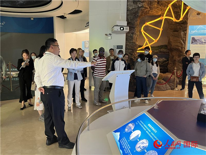 中外記者在深圳大鵬半島國家地質(zhì)公園博物館參觀。人民網(wǎng)記者 陳思攝