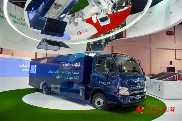 阿聯(lián)酋國家石油公司發(fā)布的電動運油卡車。該卡車用光伏板和電池驅動，但主要目的是輸送汽油。   人民網 塔里克·易卜拉欣攝