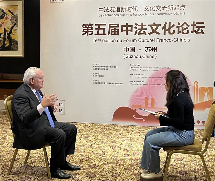 法國前總理、法國展望與創(chuàng)新基金會主席讓-皮埃爾·拉法蘭接受人民網(wǎng)的采訪。（國際在線供圖）