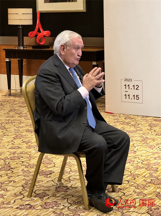 法國前總理、法國展望與創(chuàng)新基金會主席讓-皮埃爾·拉法蘭接受人民網(wǎng)的采訪。（人民網(wǎng) 謝瑩攝）