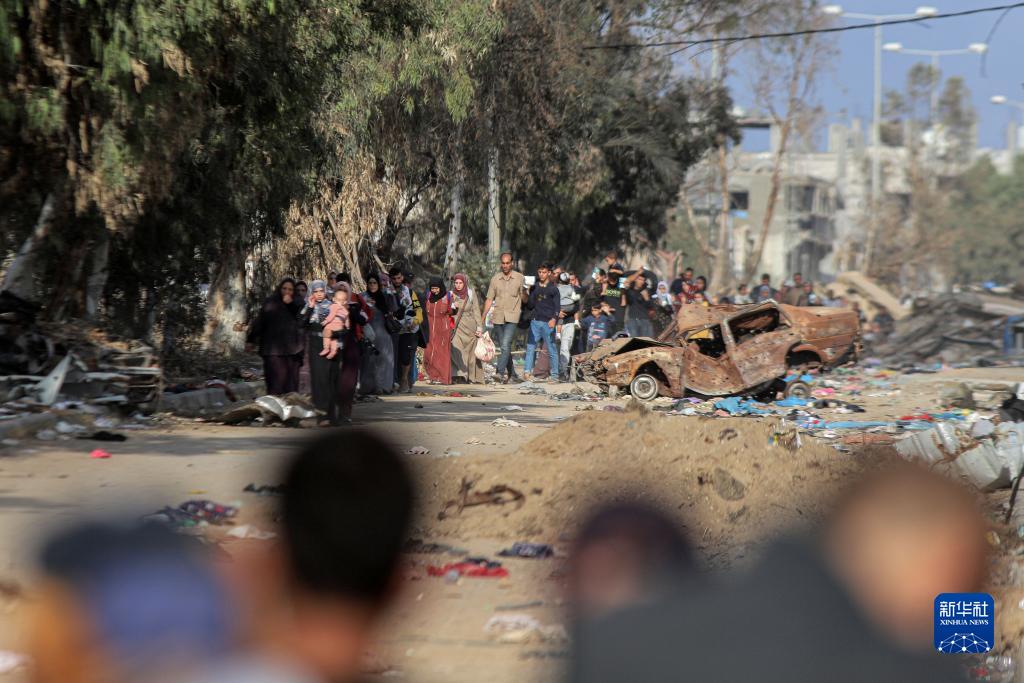 11月18日，在加沙地帶南部地區(qū)，巴勒斯坦人向南遷移。