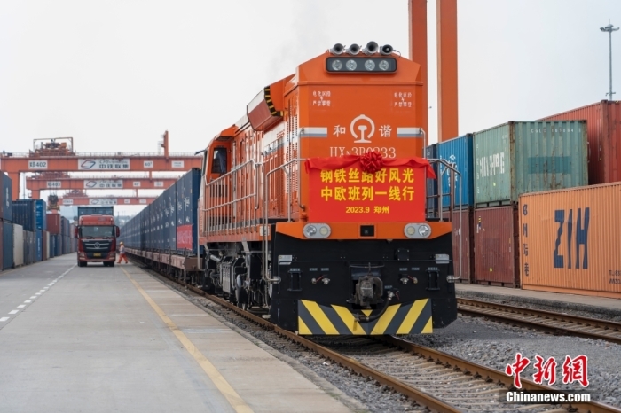 資料圖：河南鄭州，一列滿載貨物的中歐班列(鄭州)從中國(guó)鐵路鄭州局集團(tuán)有限公司圃田車站駛出，開往德國(guó)漢堡。<a target='_blank' href='/'><p  align=