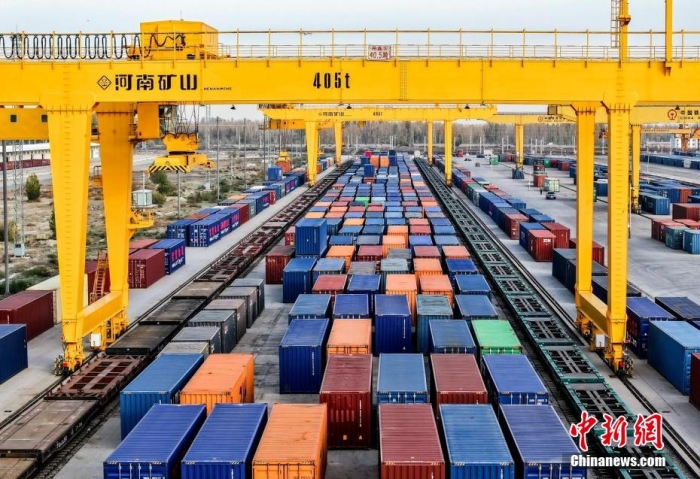 資料圖：霍爾果斯鐵路口岸有序排列的集裝箱。(無(wú)人機(jī)照片)<a target='_blank' href='/' ><p  align=