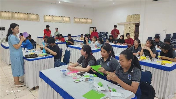 巴陵康孔子學院中方院長朱敏霞講解中國的二十四節(jié)氣。主辦方供圖