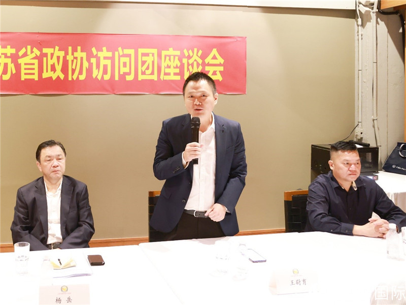 中國駐里約總領(lǐng)館副總領(lǐng)事王尉育（中）在座談會上致辭。人民網(wǎng)記者 陳海琪攝