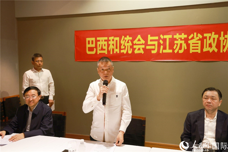 巴西和統(tǒng)會會長王俊曉（中）在座談會上致辭。人民網(wǎng)記者 陳海琪攝