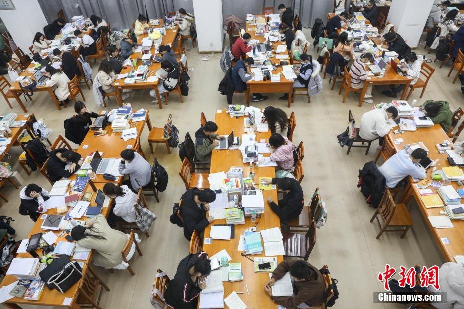 資料圖：眾多考研學(xué)生在南昌大學(xué)圖書館的自習(xí)室內(nèi)復(fù)習(xí)備考。 劉力鑫 攝