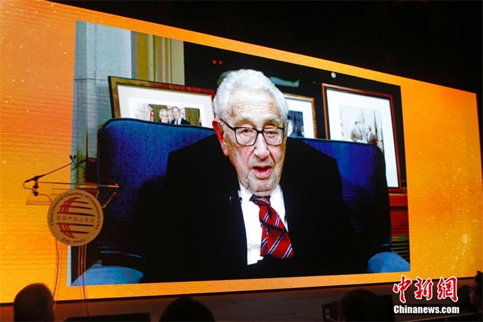 當(dāng)?shù)貢r(shí)間2023年1月18日晚，美國中國總商會(huì)(CGCC)在紐約舉行2023年中國農(nóng)歷新年晚宴。圖為亨利·基辛格以視頻方式致辭。<a target='_blank' href='/' _fcksavedurl='/'><p  align=