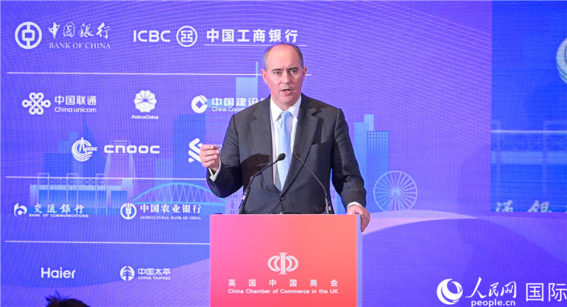 英國商業(yè)貿(mào)易部國務(wù)大臣（投資大臣）多米尼克·約翰遜與會(huì)。人民網(wǎng) 郭錦標(biāo)攝